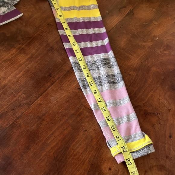 Lululemon Athletica w Thumbholes - Picture 10 of 11